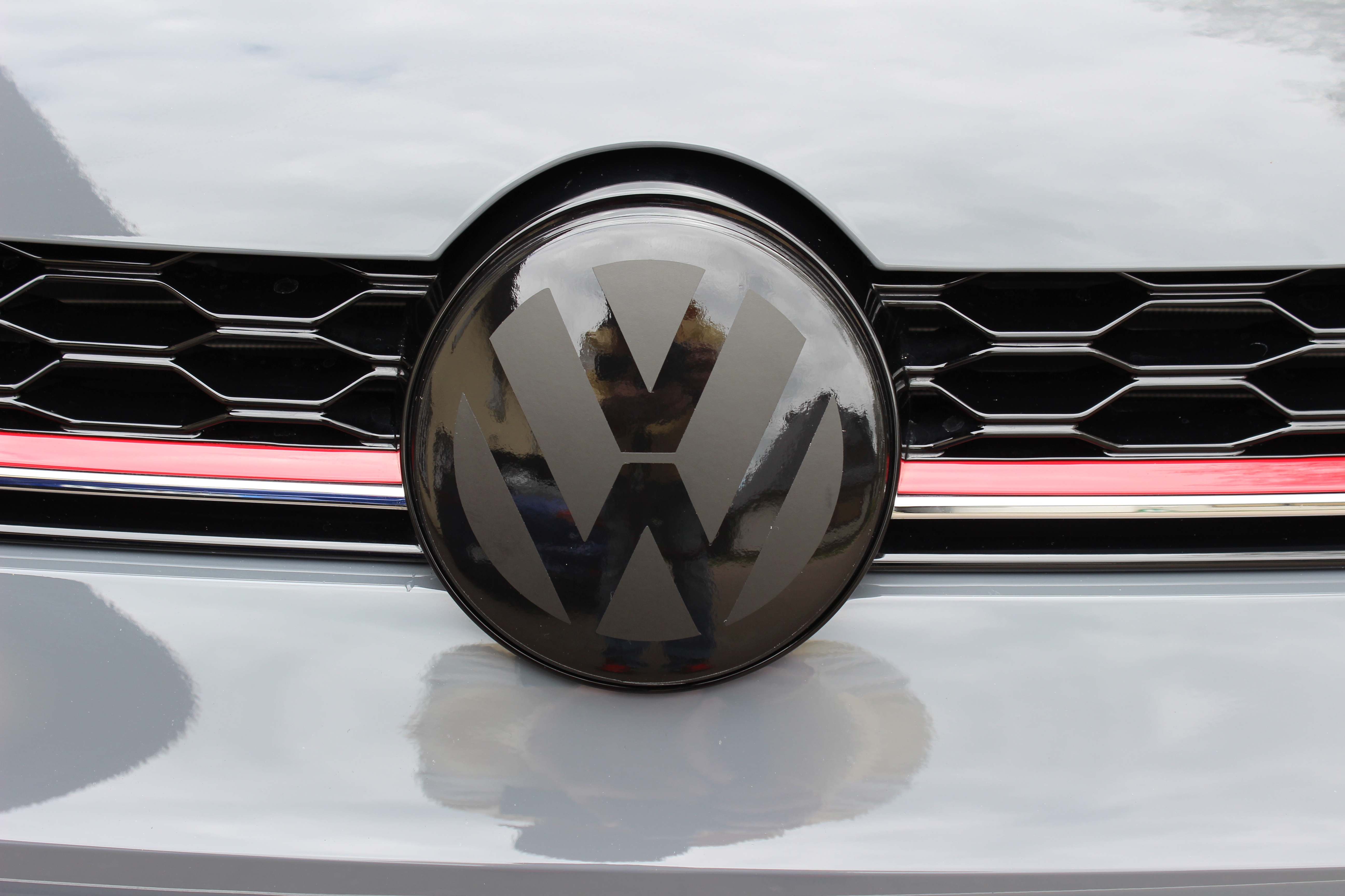 Vw Zeichen Emblem Schwarz Vorne Golf 7 Gti R Tcr Gtd Acc Faceliftmodell Emblem Farbige Embleme Fur Vw Weitere Shiny Dept Der Onlineshop Fur Tuning Und Styling Parts